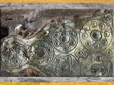 D'après protège-chanfrein de cheval, feuille de bronze, tombe de la Dame de Heuneburg, Allemagne, VIe siècle avjc, période de Hallstatt, Premier âge du Fer. (Marsailly/Blogostelle)