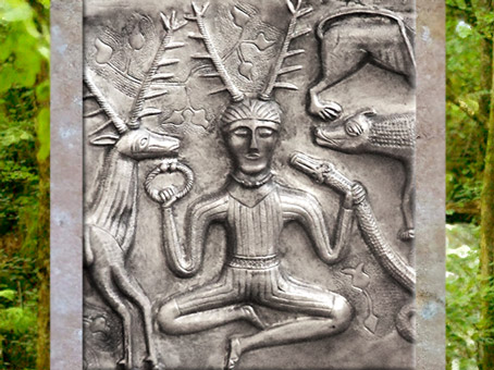 D’après un dieu celte paré d'un torque et coiffé de bois de cerf, chaudron de Gundestrup, métal or et argent, Ier siècle avjc, Danemark, âge du Fer. (Marsailly/Blogostelle)
