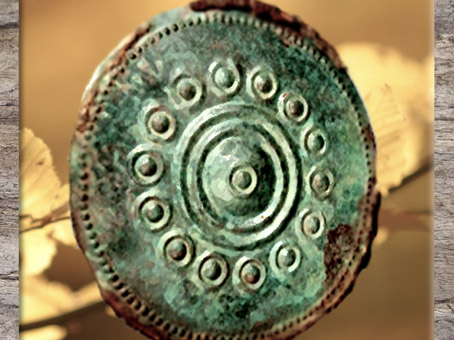 D'après un disque parure en bronze à décor de bossettes, âge du Fer. (Marsailly/Blogostelle)