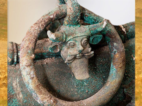 D'après le dieu fluvial Acheloos, cornu et casqué, tombe celte de Lavau, Ve siècle avjc, fin Hallstatt-La Tène, âge du Fer. (Marsailly/Blogostelle)