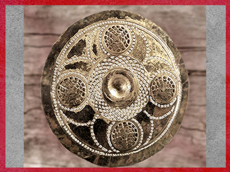 D'après une phalère, bronze ajouré, pièce de harnachement, mobilier funéraire celte, Champagne, IVe siècle avjc, Gaule celtique, La Tène, deuxième âge du Fer. (Marsailly/Blogostelle)