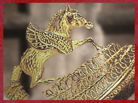 D'après le torque en or, tombe celte de la Dame de Vix, Bourgogne, Ve siècle avjc, fin Hallstatt-La Tène, âge du Fer. (Marsailly/Blogostelle)