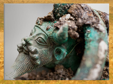 D'après le dieu fluvial Acheloos, tombe princière celte de Lavau, Ve siècle avjc, fin Hallstatt-La Tène, âge du Fer. (Marsailly/Blogostelle)