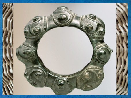 D'après un bracelet à motifs de triskèles, bronze, style plastique, IIIe siècle avjc, France, La Tène, Gaule celtique, âge du Fer. (Marsailly/Blogostelle)