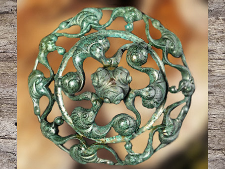 D'après une applique, bronze, dit Dôme aux dragons, style plastique, tombe à char, Val d’Oise, IIIe siècle avjc, La Tène, Gaule celtique, âge du Fer. (Marsailly/Blogostelle)
