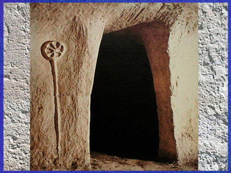 D'après une épingle à rouelle sculptée, entrée d'un hypogée, Saran, Marne, France, âge du Bronze. (Marsailly/Blogostelle)