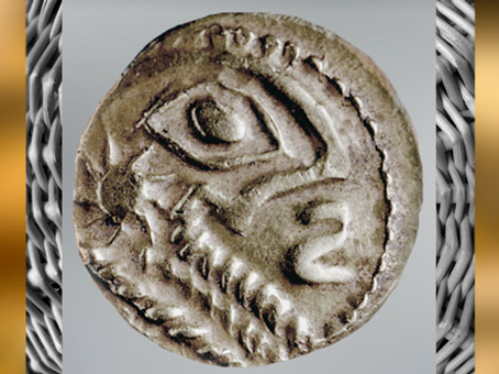 D'après un statère gaulois, or, oeil et symbole solaire, IIe-Ie siècle avjc, Rouen, La Tène, Gaule celtique. (Marsailly/Blogostelle)