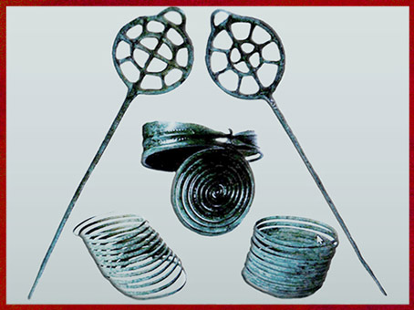 D'après des parures en bronze, spirales et rouelles, mobilier funéraire de Haguenau, Alsace, France, âge du Bronze. (Marsailly/Blogostelle)