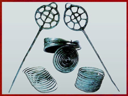D'après des parures en bronze, spirales et rouelles, mobilier funéraire de Haguenau, Alsace, France, âge du Bronze. (Marsailly/Blogostelle)