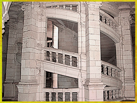 D'après l'escalier à double spirale et en hélice du château de Chambord, XVIe siècle, France, Renaissance. (Marsailly/Blogostelle)