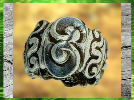 D'après un bracelet à fort relief, style plastique, bronze, IIIe siècle avjc, La Tène, Gaule celtique, France, art Celte. (Marsailly/Blogostelle)