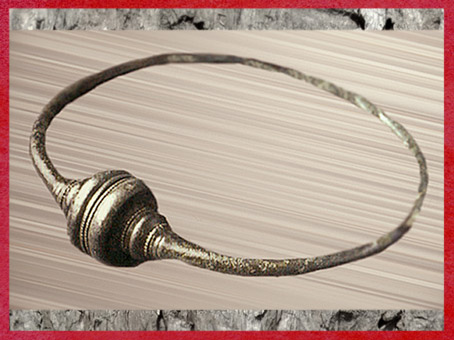 D'après un torque, bronze, tampons en timbale, Picardie, La Tène, Gaule celtique, âge du Fer. (Marsailly/Blogostelle)