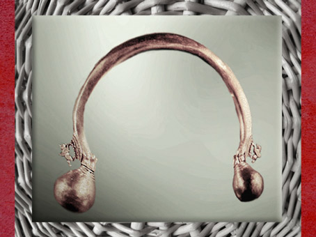 D'après le torque en or, tombe celte de la Dame de Vix, Bourgogne, Ve siècle avjc, fin Hallstatt-La Tène, âge du Fer. (Marsailly/Blogostelle)