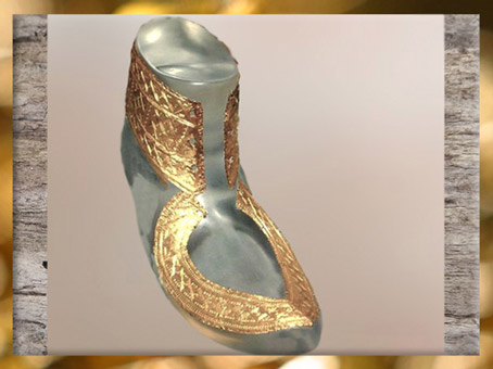 D'après les sandales du prince de Hochdorf, feuille d'or, Stuttgart, Allemagne, Premier âge du Fer. (Marsailly/Blogostelle)