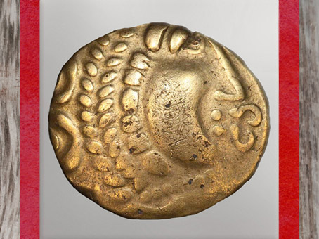 D'après un statère celte, visage et signes, Ier siècle avjc, Autun, peuple Eduens, La Tène, Gaule celtique. (Marsailly/Blogostelle)