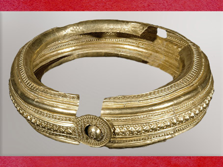 D'après un torque en or, motifs solaires et frises, VIe siècle avjc, Uttendorf, période de Hallstatt, premier âge du Fer, art Celte. (Marsailly/Blogostelle)