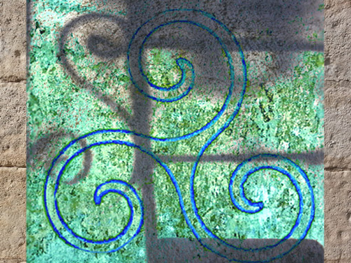 D'après le motif du triscèle celtique à spirales. (Marsailly/Blogostelle)