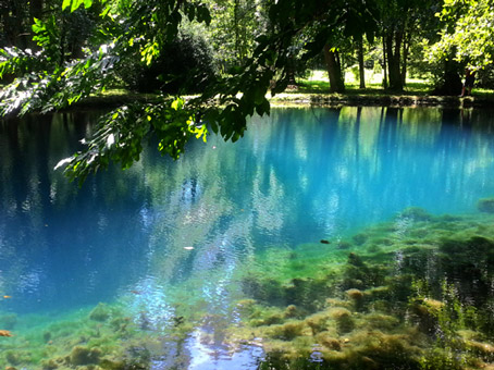 D'après Les Fontaines Bleues, dites La Fontaine aux Fées, château de Beaulon, Charente Maritime, France. (Marsailly/Blogostelle)