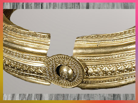 D'après un torque en or, détail, motifs solaires et frises, VIe siècle avjc, Uttendorf, période de Hallstatt, premier âge du Fer, art Celte. (Marsailly/Blogostelle)