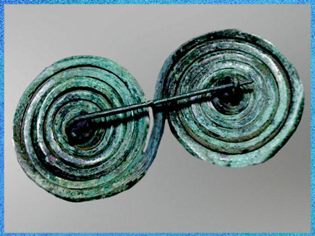 D'après une grande fibule en bronze, civilisation de Hallstatt, premier âge du Fer. (Marsailly/Blogostelle)