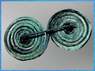 D'après une grande fibule en bronze, civilisation de Hallstatt, premier âge du Fer. (Marsailly/Blogostelle)