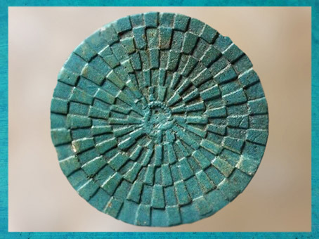 D’après le Jeu du serpent Mehen, faïence bleu, tombe du roi Péribsen, vers 2750 avjc, IIe dynastie, Abydos, Égypte ancienne. (Marsailly/Blogostelle)