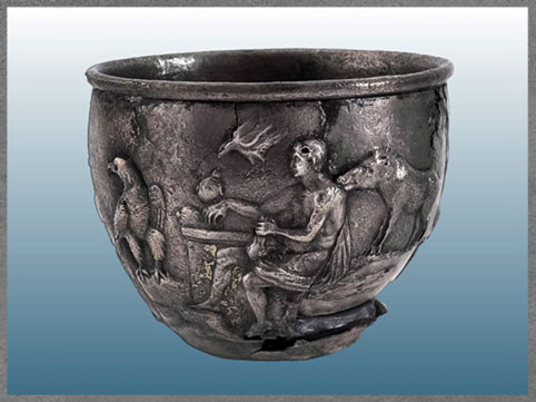 D'après Lug à la main habile, dieu celtique associé au sanglier, à l'aigle et au corbeau, assimilé au Mercure romain, gobelet en argent, Lyon, Gaule Romaine. (Marsailly/Blogostelle)