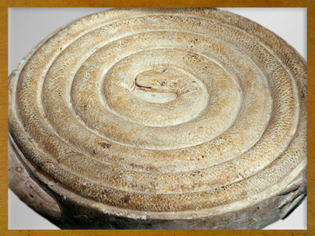 D’après le Jeu du serpent Mehen, lové en spirale, Ve-VIe dynasties, Ancien Empire, Égypte ancienne. (Marsailly/Blogostelle)