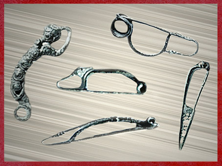 D'après différents styles de fibules, fermoirs et objets de parure, âge du Fer, art Celte. (Marsailly/Blogostelle)