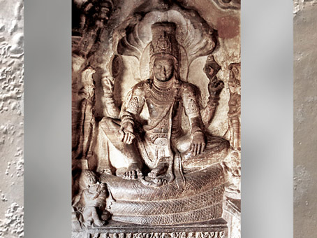 D’après Vishnu sur Ananta, serpent cosmique lové en spirale, époque Chalukya (ou Çalukya), VIe-VIIe siècle, Bâdâmi, Karnataka, Inde ancienne. (Marsailly/Blogostelle)