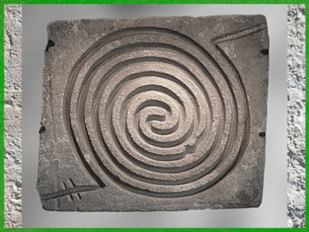 D’après une dalle sculptée, spirale, sanctuaire de Tlaloc, temple de Malinalco, période Aztèque ou antérieure, Mexique, art précolombien. (Marsailly/Blogostelle)