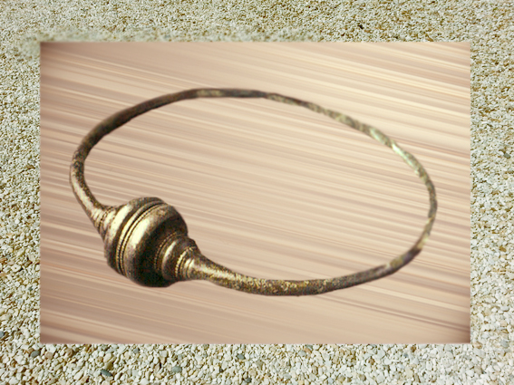 D'après un torque en bronze à tampon en timbale, mobilier funéraire celte, France. (Marsailly/Blogostelle.)