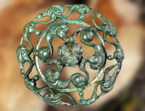 D'après une applique en bronze, style plastique, La Tène. (Marsailly/Blogostelle.)