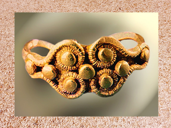 D'après une bague en or, période de La Tène, art celte, France. (Marsailly/Blogostelle.)