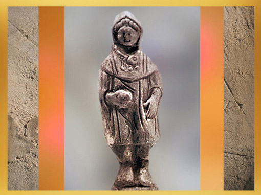 D'après un voyageur Gaulois, revêtu de sa pèlerine à capuchon, le cucullus, terre cuite, Ier siècle avjc-IVe siècle, Vesoul, Gaule Romaine. (Marsailly/Blogostelle)