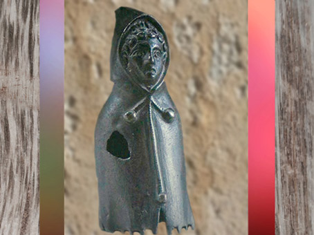 D'après un pèlerin revêtu de son cucullus, manteau à capuchon, statuette, bronze, France, Gaule Romaine. (Marsailly/Blogostelle)