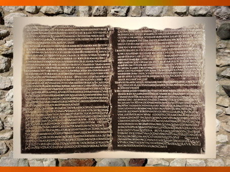 D'après Les Tables de Claude, texte gravé sur des plaques en bronze, Ier siècle apjc, Gaule Romaine. (Marsailly/Blogostelle)