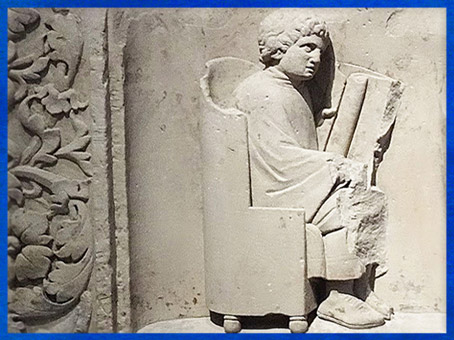 D'après un étudiant tenant un volumen, bas-relief de Neumagen, fin IIe siècle, grès, Allemagne, Trèves, période romaine. (Marsailly/Blogostelle)