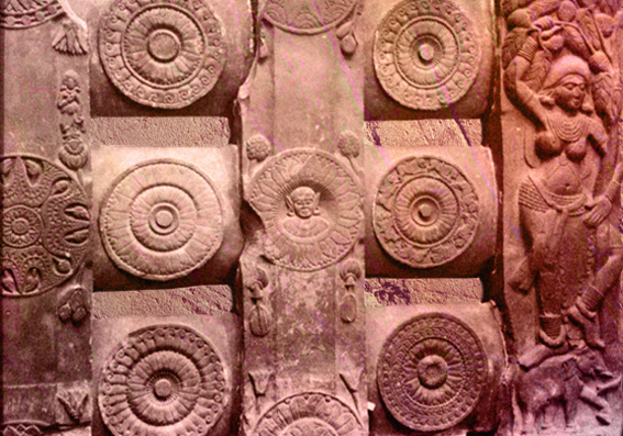 D’après un décor de balustrade, médaillons et Yakshî, déité de la végétation, stûpa de Bhârhut, IIe siècle avjc, Madhya Pradesh, Nord, Inde ancienne. (Marsailly/Blogostelle)