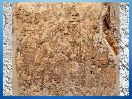D'après un bas-relief dit La Figure aux Plumes, personnage royal et poteaux (du temple), vers 2700 avjc, antique Girsu, Tello, Irak actuel, Mésopotamie. (Marsailly/Blogostelle)