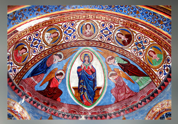 D'après La Vierge dans la mandorle, peinture du XIXe siècle, église du XIIe siècle, Saint-Nicolas de Civray, Vienne, France. (Marsailly/Blogostelle)