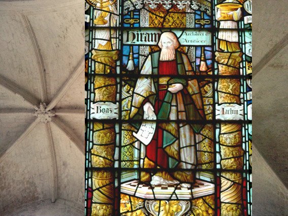 D'après Hiram Abi entre les colonnes du temple, 1900, vitrail, Saint John's Church, Chester, Angleterre. (Marsailly/Blogostelle)
