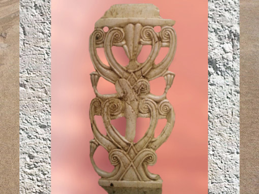 D'après une plante ou un arbre stylisé, sculpture sur ivoire, VIIIe siècle avjc, Nimrud, Assyrie, Irak actuel, art oriental. (Marsailly/Blogostelle)