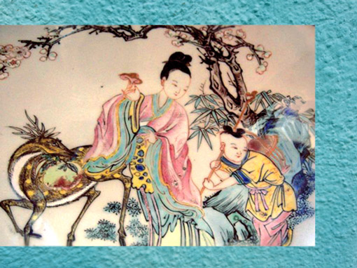 D’après la déité taoïste Hsi Wang Mu et la pêche d'immortalité, détail d'une porcelaine, dynastie Qing, XVIIIe siècle, art chinois. (Marsailly/Blogostelle)