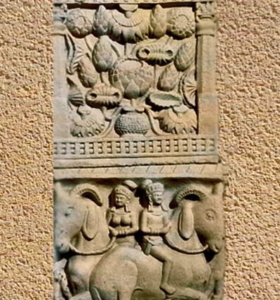 D'après un vase d'abondance et cavaliers, bas-reliefs, torana Nord, Sânchî 1, Madhya Pradesh, Nord, Inde ancienne. (Marsailly/Blogostelle)