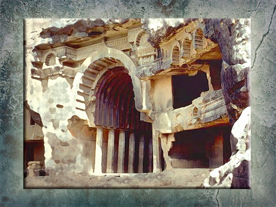 D'après le sanctuaire de Bhâja et son entrée monumentale, vers le Ier siècle avjc, Mahârâsthra, Inde du Sud. (Illustration Marsailly/Blogoselle)