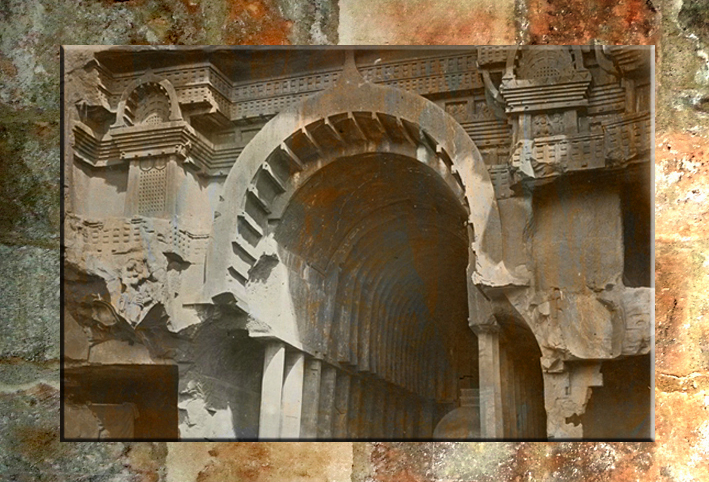 D'après le temple rupestre de Bhaja, entrée monumentale et balcons, Ier siècle avjc, Maharashtra, Inde ancienne. (Marsailly/Blogostelle)