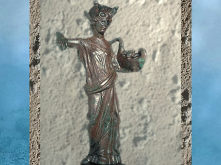 D'après Tutela, divinité protectrice de la ville et sa corbeille d'Abondance, bronze, Gonesse, Gaule Romaine. (Marsailly/Blogostelle)