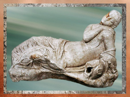 D’après une voluptueuse sculpture de nymphe, marbre, IIe siècle apjc, Septeuil, France, Gaule Romaine. (Marsailly/Blogostelle)