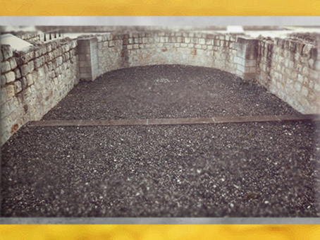 D’après les vestiges du Fâ de Barzan, thermes, grande salle en abside, IIe siècle apjc, Gaule Romaine, Charente-Maritime, France. (Marsailly/Blogostelle)